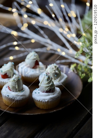 クリスマス用に作った米粉のチョコイチゴカップケーキ 120919510