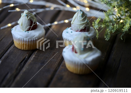 クリスマス用に作った米粉のチョコイチゴカップケーキ 120919511