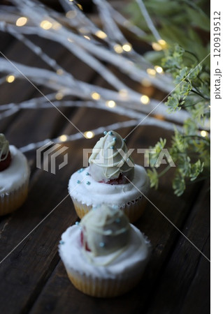 クリスマス用に作った米粉のチョコイチゴカップケーキ 120919512
