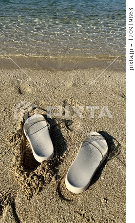 沖縄のビーチの波打ち際のビーチサンダル 120919863
