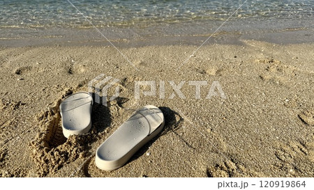 沖縄のビーチの波打ち際のビーチサンダル 120919864