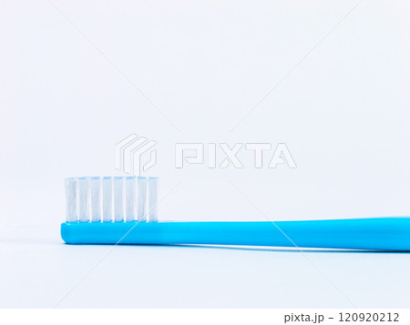 青色の歯ブラシの側面　白背景 120920212