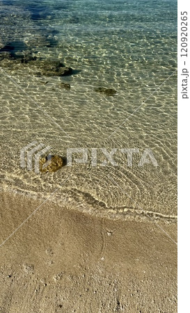 沖縄瀬良垣島のビーチの波打ち際　綺麗な海 120920265
