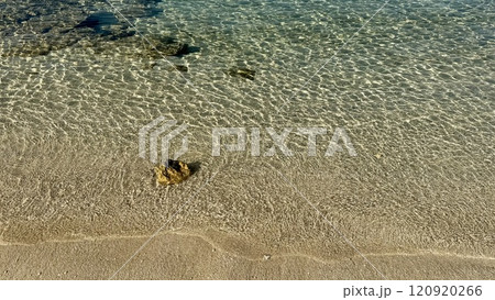 沖縄瀬良垣島のビーチの波打ち際 綺麗な海 沖縄瀬良垣島のビーチの波打ち際 綺麗な海 120920266