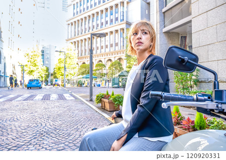 大型バイクで新橋イタリア街に来た女性ライダー 大型バイクで新橋イタリア街に来た女性ライダー 120920331