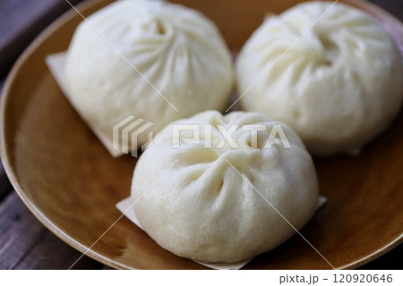 手包みの肉まん 温か蒸し料理 手包みの肉まん 温か蒸し料理 120920646