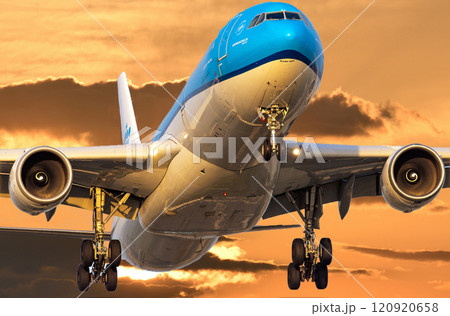 KLMエアバスA330-300離陸上昇 120920658