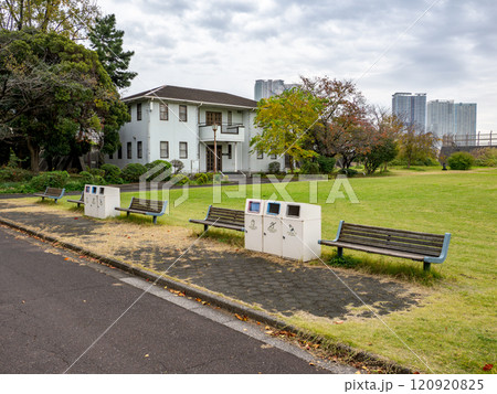 分別ゴミ箱とベンチのある風景 120920825