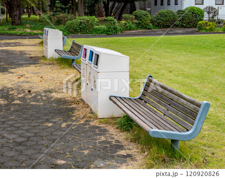分別ゴミ箱とベンチのある風景 120920826