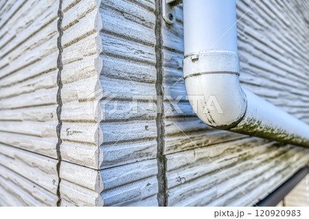 ひび割れの劣化したサイディング 雨どい ひび割れの劣化したサイディング 雨どい 120920983