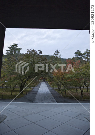 南禅寺 三門から望む境内の紅葉11 南禅寺 三門から望む境内の紅葉11 120921172