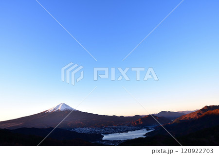 御坂峠から望む冬の富士山 120922703