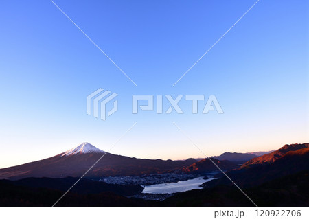 御坂峠から望む冬の富士山 120922706