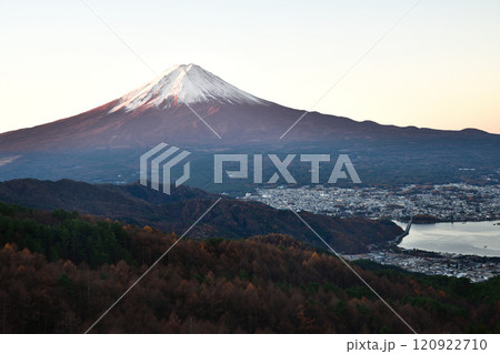 御坂峠から望む冬の富士山 120922710