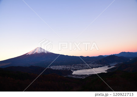 御坂峠から望む冬の富士山 120922713