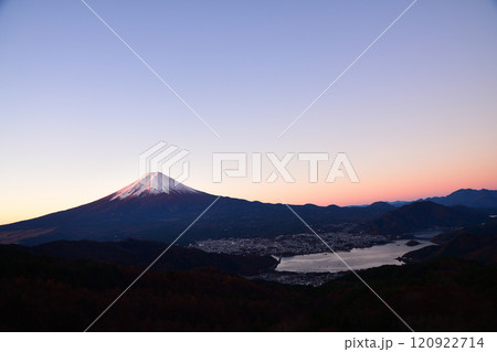 御坂峠から望む冬の富士山 120922714