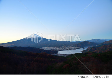 御坂峠から望む冬の富士山 120922716