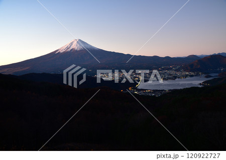 御坂峠から望む冬の富士山 御坂峠から望む冬の富士山 120922727