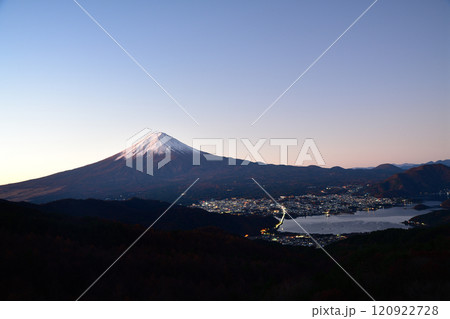 御坂峠から望む冬の富士山 120922728