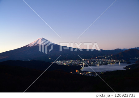 御坂峠から望む冬の富士山 120922733