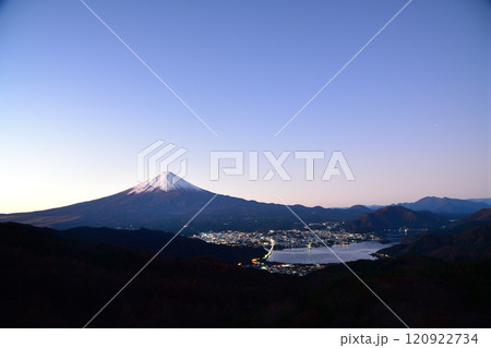 御坂峠から望む冬の富士山 120922734