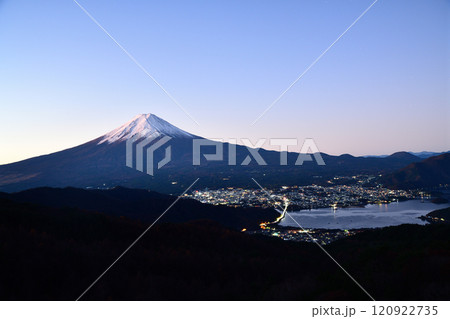 御坂峠から望む冬の富士山 120922735