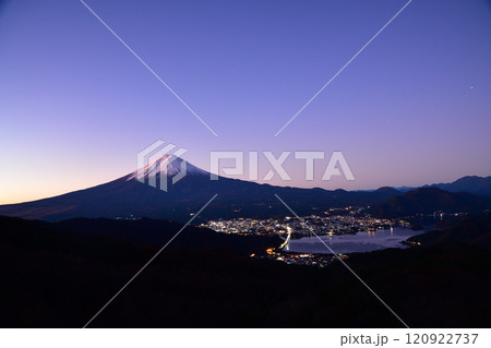 御坂峠から望む冬の富士山 120922737