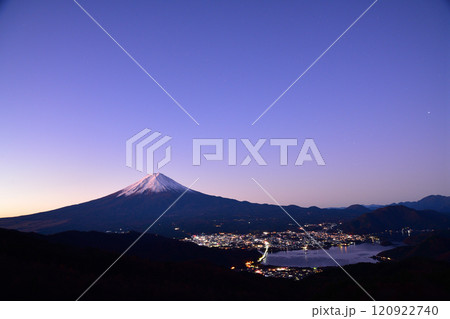 御坂峠から望む冬の富士山 御坂峠から望む冬の富士山 120922740