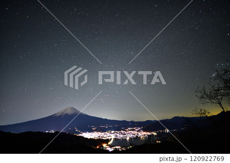 御坂峠から望む冬の富士山 御坂峠から望む冬の富士山 120922769