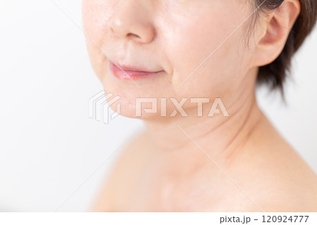 ミドル〜シニア女性スキンケアイメージ ミドル〜シニア女性スキンケアイメージ 120924777