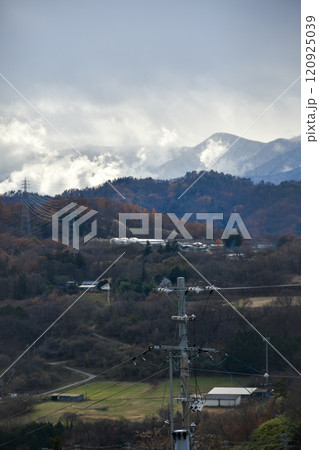 秋の信州の風景 雲のかかる山 秋の信州の風景 雲のかかる山 120925039