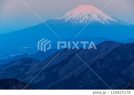 丹沢表尾根・三ノ塔から見る朝焼けの富士山 丹沢表尾根・三ノ塔から見る朝焼けの富士山 120925170