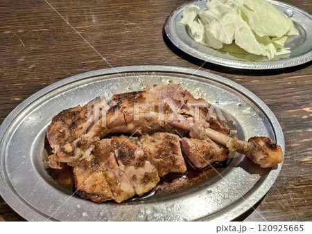 丸亀名物骨付鳥と付け合わせのキャベツ 120925665