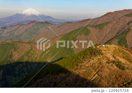 春の丹沢表尾根・烏尾山と富士山 春の丹沢表尾根・烏尾山と富士山 120925728