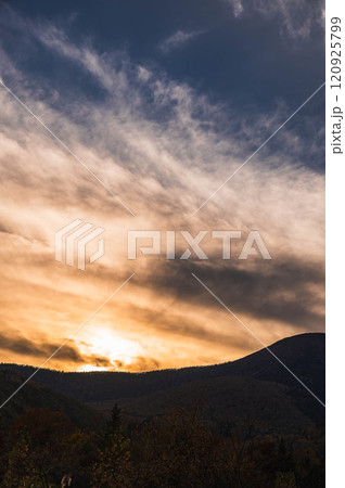夕陽が沈む山岳風景 乗鞍高原 夕陽が沈む山岳風景 乗鞍高原 120925799