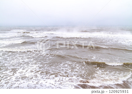 冬の荒れた海となまり色の空 (出雲崎町) 冬の荒れた海となまり色の空 (出雲崎町) 120925931