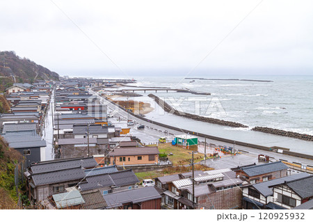 北国街道出雲崎宿 妻入りの街並み 冬の荒れた海となまり色の空 (出雲崎町) 北国街道出雲崎宿 妻入りの街並み 冬の荒れた海となまり色の空 (出雲崎町) 120925932