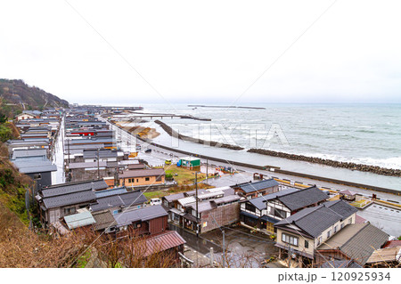北国街道出雲崎宿 妻入りの街並み 冬の荒れた海となまり色の空 (出雲崎町) 北国街道出雲崎宿 妻入りの街並み 冬の荒れた海となまり色の空 (出雲崎町) 120925934