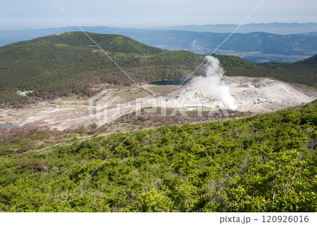 白鳥山をバックに霧島連山の硫黄山 120926016