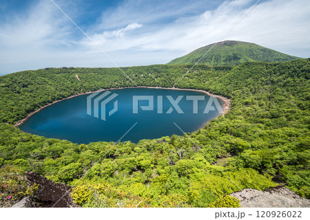 新緑の大浪池と韓国岳 新緑の大浪池と韓国岳 120926022