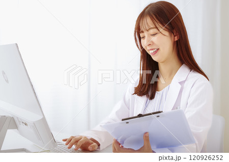 優しそうに微笑んでいる女医 120926252