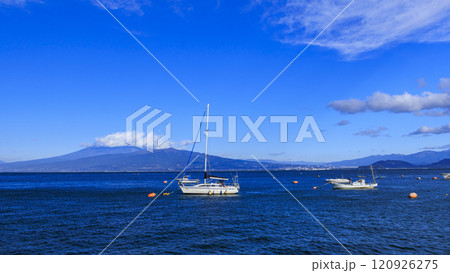 駿河湾から望む富士山 120926275