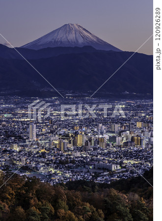 甲府市千代田湖ハイキングコースから甲府市の夜景と富士山 甲府市千代田湖ハイキングコースから甲府市の夜景と富士山 120926289