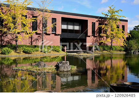 石橋文化センターにある久留米市美術館 120926485