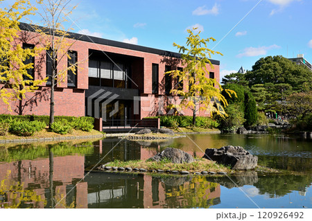 石橋文化センターにある久留米市美術館 120926492