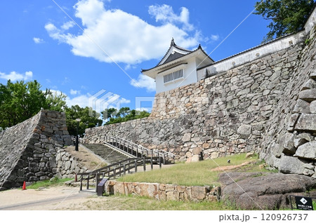 岡山城の不明門(あかずのもん)と石垣 岡山城の不明門(あかずのもん)と石垣 120926737