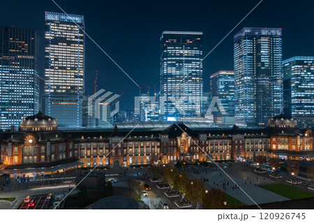 ライトアップされた夜のオフィス街 120926745