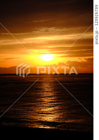 太平洋から上がる朝日 太平洋から上がる朝日 120926789