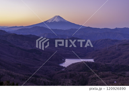 冬の大菩薩嶺から夜明けの富士山 冬の大菩薩嶺から夜明けの富士山 120926890