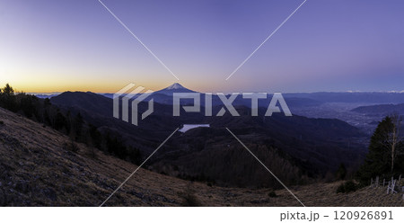 冬の大菩薩嶺から夜明けの富士山 冬の大菩薩嶺から夜明けの富士山 120926891